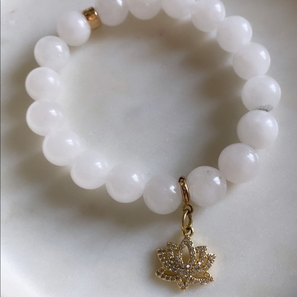 White Quartz and lotus flower bracelet - Picture 2 of 4
